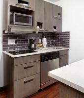 Hyatt House Denver Lakewood Belmar的厨房或小厨房