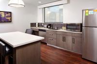 Hyatt House Denver Lakewood Belmar的厨房或小厨房