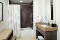 Hyatt House Denver Lakewood Belmar的一间浴室