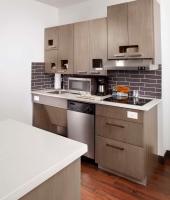 Hyatt House Denver Lakewood Belmar的厨房或小厨房