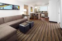 Hyatt House Denver Lakewood Belmar的厨房或小厨房