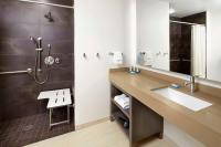 Hyatt House Denver Lakewood Belmar的一间浴室