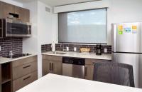 Hyatt House Denver Lakewood Belmar的厨房或小厨房
