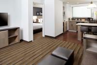 Hyatt House Denver Lakewood Belmar的电视和/或娱乐中心