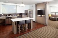 Hyatt House Denver Lakewood Belmar的厨房或小厨房