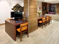 Hyatt House Denver Lakewood Belmar的电视和/或娱乐中心