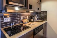 Hyatt House Denver Lakewood Belmar的厨房或小厨房
