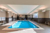 Hyatt House Denver Lakewood Belmar内部或周边的泳池