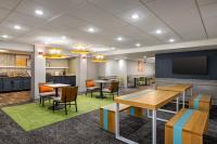 Spark by Hilton Sarasota Siesta Key Gateway的厨房或小厨房