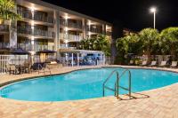 Spark by Hilton Sarasota Siesta Key Gateway内部或周边的泳池