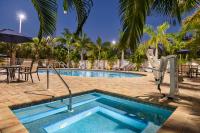Spark by Hilton Sarasota Siesta Key Gateway内部或周边的泳池