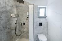 Occhio Luxury Villas Santorini with private pool的一间浴室