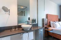 DoubleTree by Hilton Frankfurt Niederrad的一间浴室