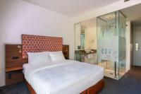 DoubleTree by Hilton Frankfurt Niederrad客房内的一张或多张床位