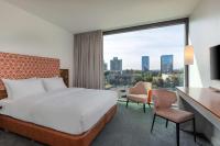 DoubleTree by Hilton Frankfurt Niederrad客房内的一张或多张床位
