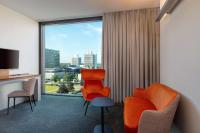 DoubleTree by Hilton Frankfurt Niederrad的电视和/或娱乐中心