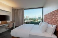 DoubleTree by Hilton Frankfurt Niederrad客房内的一张或多张床位