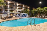 Spark by Hilton Sarasota Siesta Key Gateway内部或周边的泳池