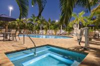 Spark by Hilton Sarasota Siesta Key Gateway内部或周边的泳池