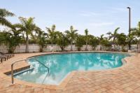 Spark by Hilton Sarasota Siesta Key Gateway内部或周边的泳池