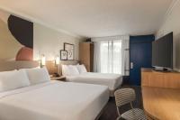 Spark by Hilton Sarasota Siesta Key Gateway客房内的一张或多张床位
