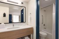 Spark by Hilton Sarasota Siesta Key Gateway的一间浴室