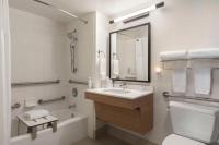 Spark by Hilton Sarasota Siesta Key Gateway的一间浴室