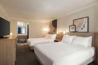 Spark by Hilton Sarasota Siesta Key Gateway客房内的一张或多张床位