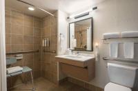 Spark by Hilton Sarasota Siesta Key Gateway的一间浴室