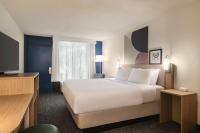 Spark by Hilton Sarasota Siesta Key Gateway客房内的一张或多张床位