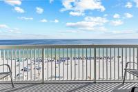德斯坦Beachfront condo at Pelican Beach的享有海滩和海洋美景的阳台。