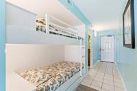 Beachfront condo at Pelican Beach客房内的一张或多张床位