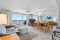 Beachfront condo at Pelican Beach的电视和&#47;或娱乐中心