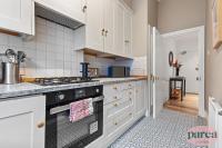 Parea Living - South Kensington, Elegant 1-Bedroom Flat, WFH Desk的厨房或小厨房