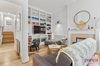 伦敦Parea Living - South Kensington, Elegant 1-Bedroom Flat, WFH Desk的带沙发和壁炉的客厅