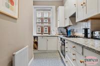 Parea Living - South Kensington, Elegant 1-Bedroom Flat, WFH Desk的厨房或小厨房