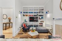 伦敦Parea Living - South Kensington, Elegant 1-Bedroom Flat, WFH Desk的带沙发和电视的客厅