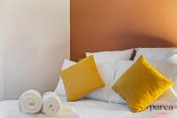 Parea Living - South Kensington, Elegant 1-Bedroom Flat, WFH Desk客房内的一张或多张床位