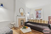 伦敦Parea Living - South Kensington, Elegant 1-Bedroom Flat, WFH Desk的带沙发和壁炉的客厅