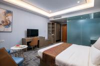 Sunlight Hotel Puerto Princesa的电视和/或娱乐中心