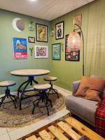迪拜Rustic Elegance By The Lake Studio Cabin In Jlt的带桌子和沙发的客厅