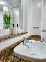 Rustic Elegance By The Lake Studio Cabin In Jlt的一间浴室