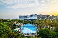 拉瑞Concorde De Luxe Resort Lara Antalya- Prive Ultra All Inclusive的带游泳池的度假村的俯视图