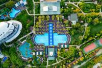 拉瑞Concorde De Luxe Resort Lara Antalya- Prive Ultra All Inclusive的度假村泳池的俯视图