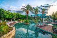 拉瑞Concorde De Luxe Resort Lara Antalya- Prive Ultra All Inclusive的一座带游泳池和大楼的度假村