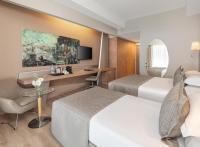拉瑞Concorde De Luxe Resort Lara Antalya- Prive Ultra All Inclusive的有两张床和一张书桌的酒店房间