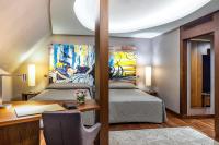 拉瑞Concorde De Luxe Resort Lara Antalya- Prive Ultra All Inclusive的酒店客房设有两张床、一张书桌和一幅画