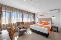 Golden Hotel客房内的一张或多张床位