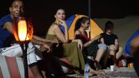 迪拜Overnight Chalet Campsite best for Couples Friends Parties and Overnight Event的一群人坐在帐篷里