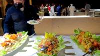 迪拜Overnight Chalet Campsite best for Couples Friends Parties and Overnight Event的戴着面具,拿着一盘食物的人